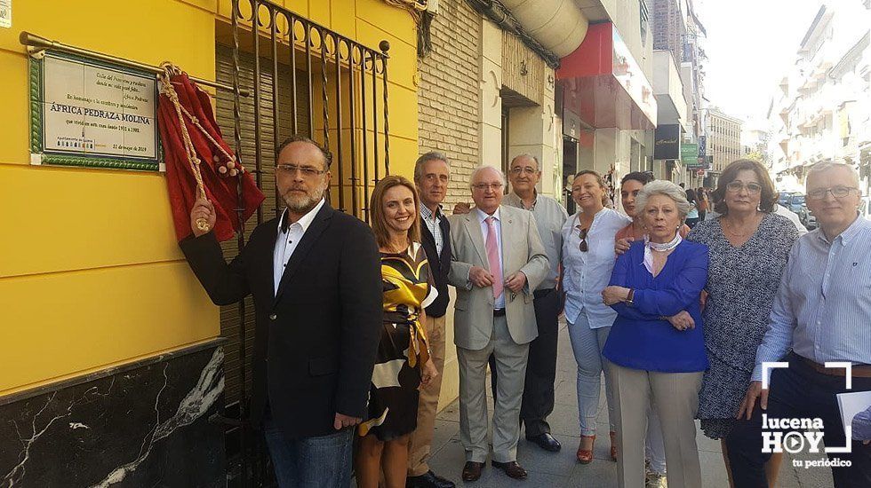  El nieto de África Pedraza, Pepe Luis Alvárez, descubre la placa conmemorativa en la casa de la calle El Peso donde vivió la autora 