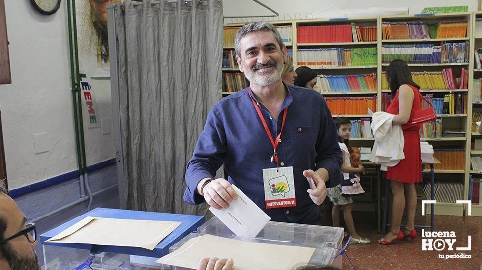  Miguel Villa ejerciendo su derecho al voto en las pasadas elecciones municipales 
