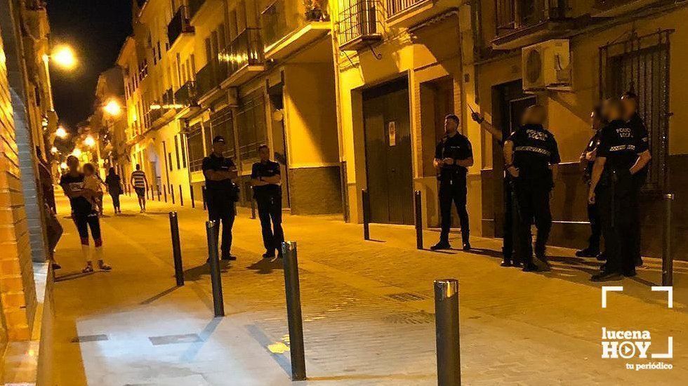  Efectivos policiales ayer, en la calle Mediabarba, ante uno de los edificios okupados, tras recibir la denuncia de un inquilino del mismo. 