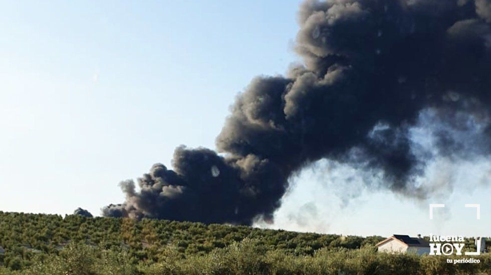  Impresionante columna de humo vista desde las afueras del municipio. 