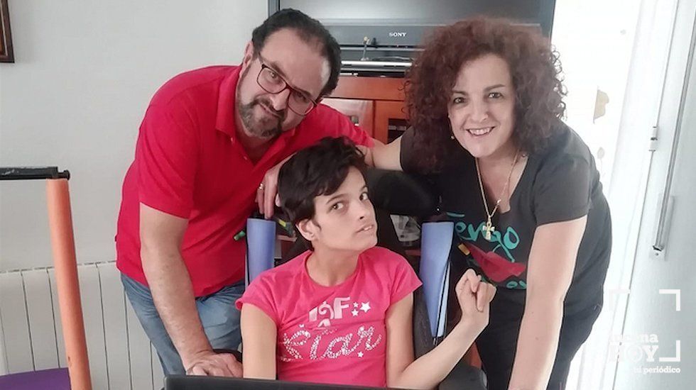  Alba María Luque junto a sus padres 