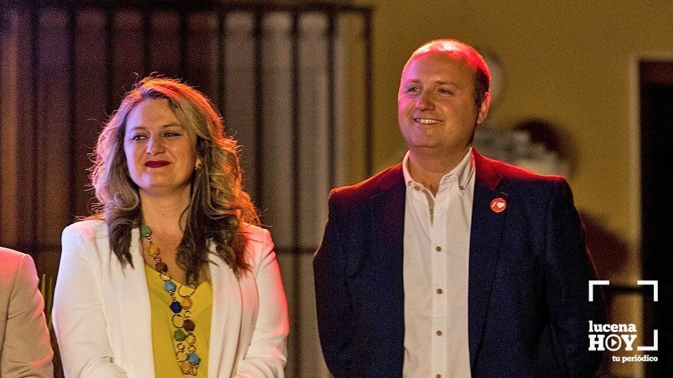  César del Espino junto a su compañera Carmen Gallardo durante el acto de presentación de la candidatura del PSOE. (Foto: PSOE) 