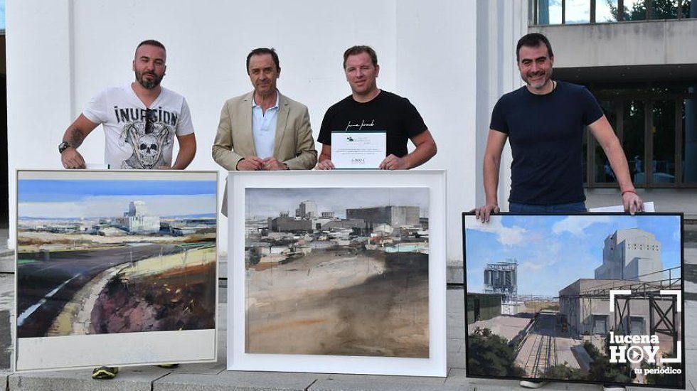  Ricardo Delgado, presidente de COVAP, junto a Jaime Jurado y los galardonados con el segundo y tercer premio. 