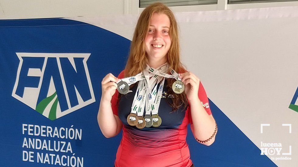  Elia Mª Cuenca Jiménez con las medallas obtenidas en el campeonato 