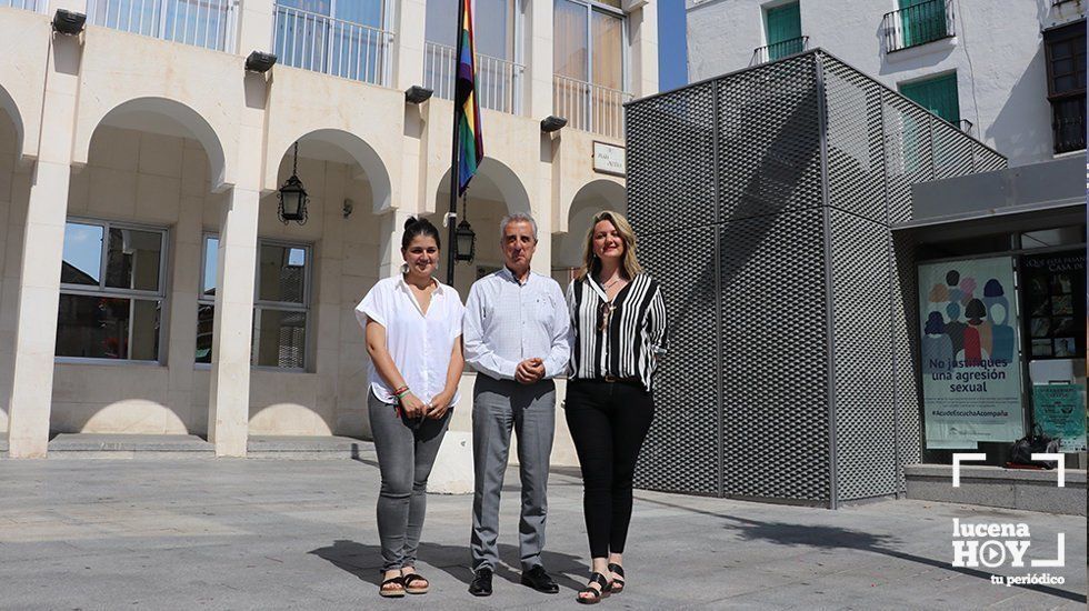  Juan Pérez junto a Mamen Beato y Carmen Gallardo ante la bandera del colectivo LGTBI 