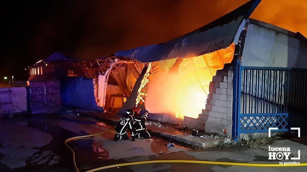  Dos bomberos trabajan en las tareas de extinción del fuego durante la pasada madrugada 