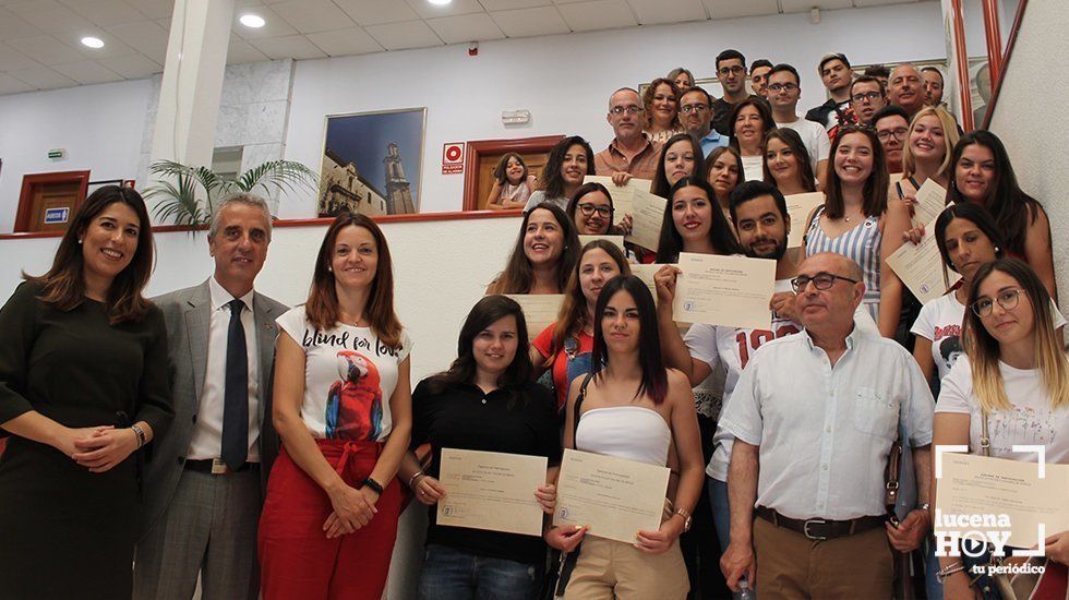  Alumnos de la Escuela Taller junto a profesores y autoridades locales 