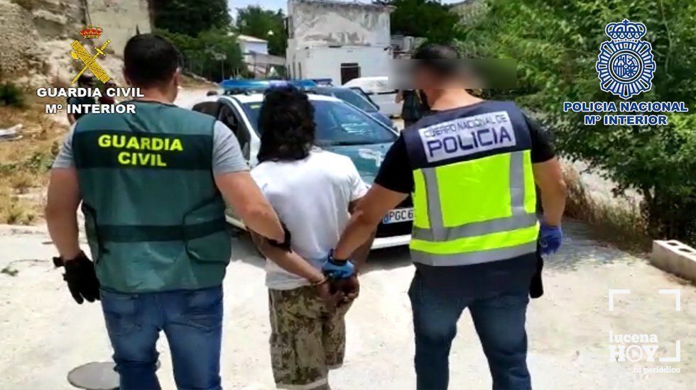  Efectivos de la Guardia Civil y Policía Nacional apresan a uno de los componentes del grupo 