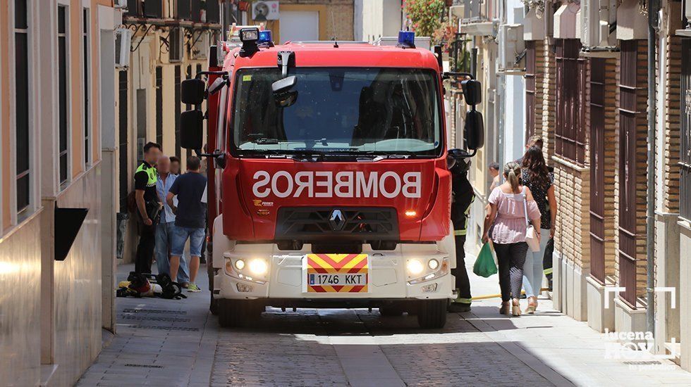  Un vehículo del parque de bomberos en la calle Navas, a medio día de este lunes. 