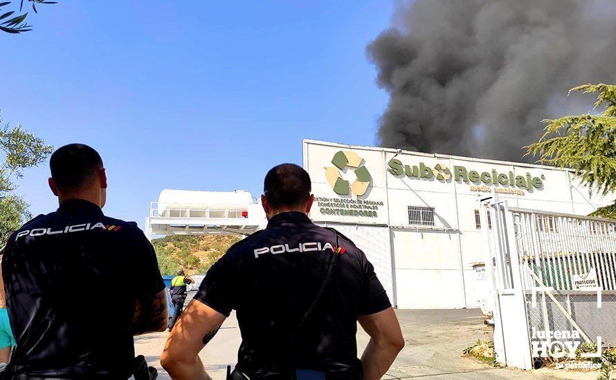 GALERÍA: Un incendio destruye parte de las instalaciones de la empresa SubReciclaje en La Sierrezuela