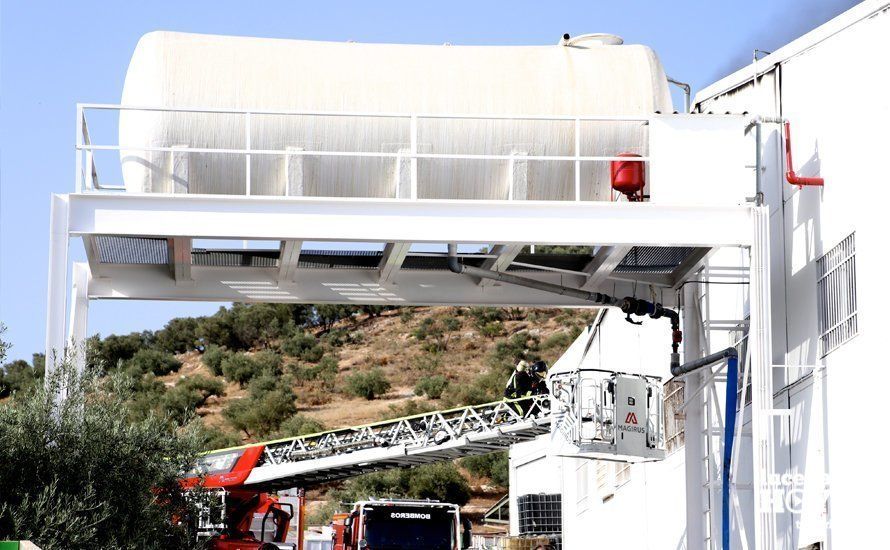 GALERÍA: Un incendio destruye parte de las instalaciones de la empresa SubReciclaje en La Sierrezuela