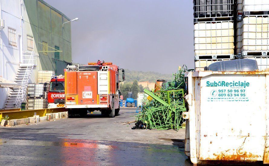 GALERÍA: Un incendio destruye parte de las instalaciones de la empresa SubReciclaje en La Sierrezuela