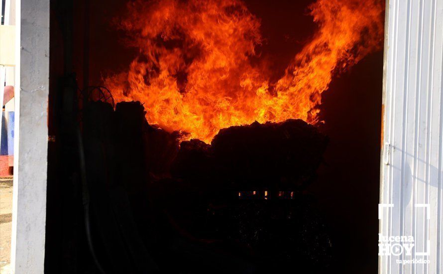 GALERÍA: Un incendio destruye parte de las instalaciones de la empresa SubReciclaje en La Sierrezuela