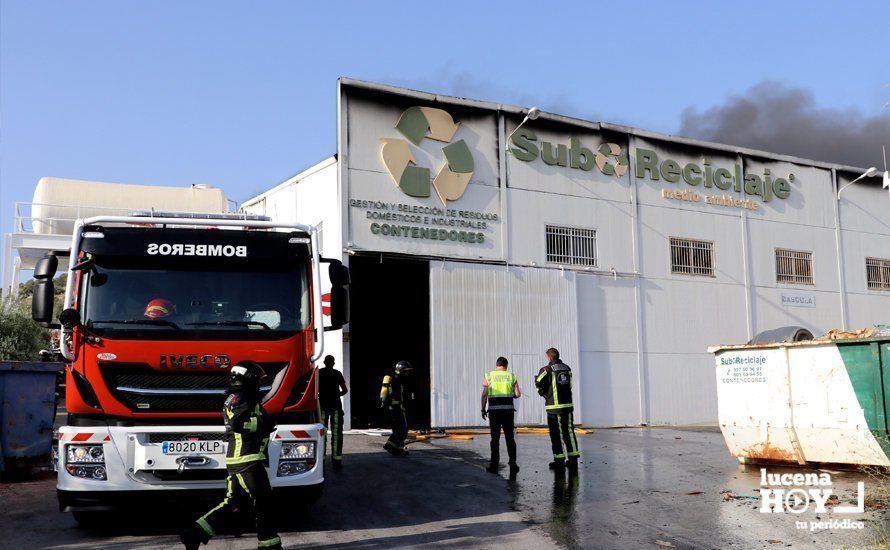 GALERÍA: Un incendio destruye parte de las instalaciones de la empresa SubReciclaje en La Sierrezuela