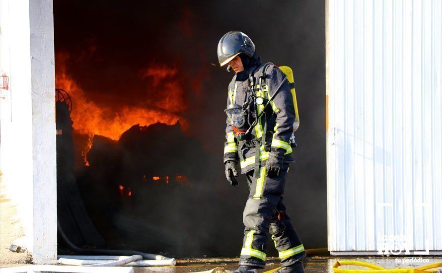 GALERÍA: Un incendio destruye parte de las instalaciones de la empresa SubReciclaje en La Sierrezuela