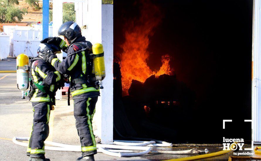 GALERÍA: Un incendio destruye parte de las instalaciones de la empresa SubReciclaje en La Sierrezuela