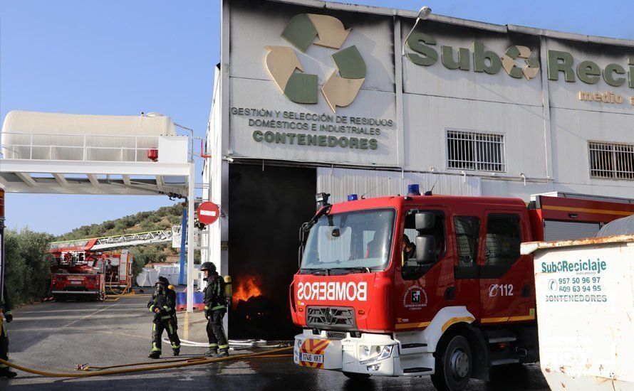 GALERÍA: Un incendio destruye parte de las instalaciones de la empresa SubReciclaje en La Sierrezuela