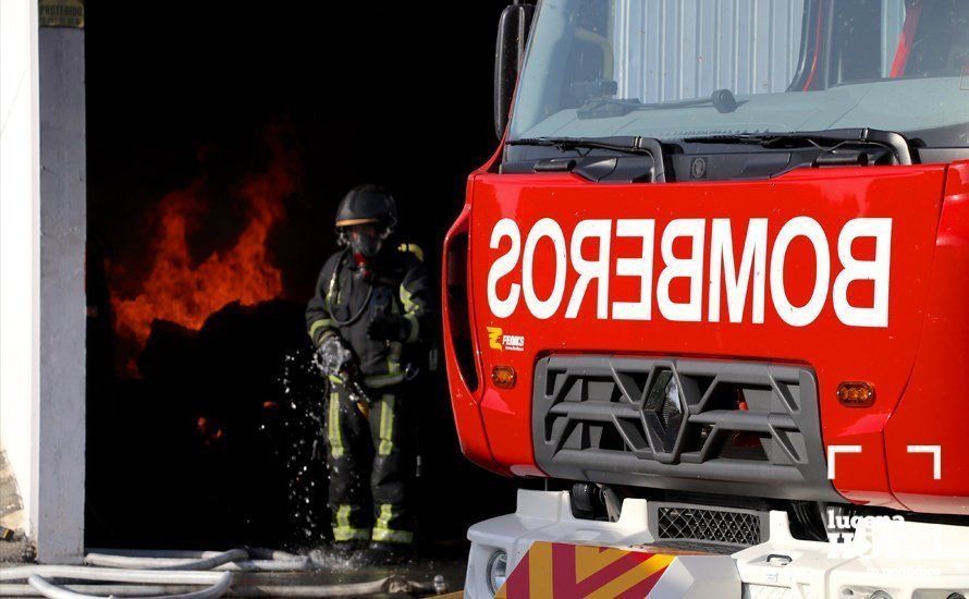 GALERÍA: Un incendio destruye parte de las instalaciones de la empresa SubReciclaje en La Sierrezuela