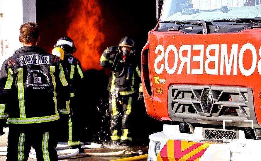 GALERÍA: Un incendio destruye parte de las instalaciones de la empresa SubReciclaje en La Sierrezuela