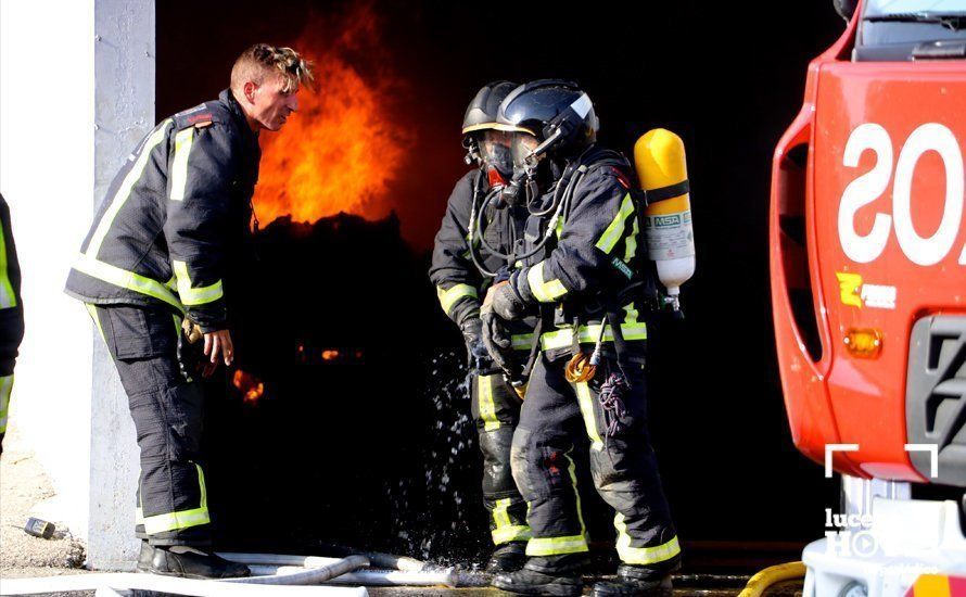 GALERÍA: Un incendio destruye parte de las instalaciones de la empresa SubReciclaje en La Sierrezuela