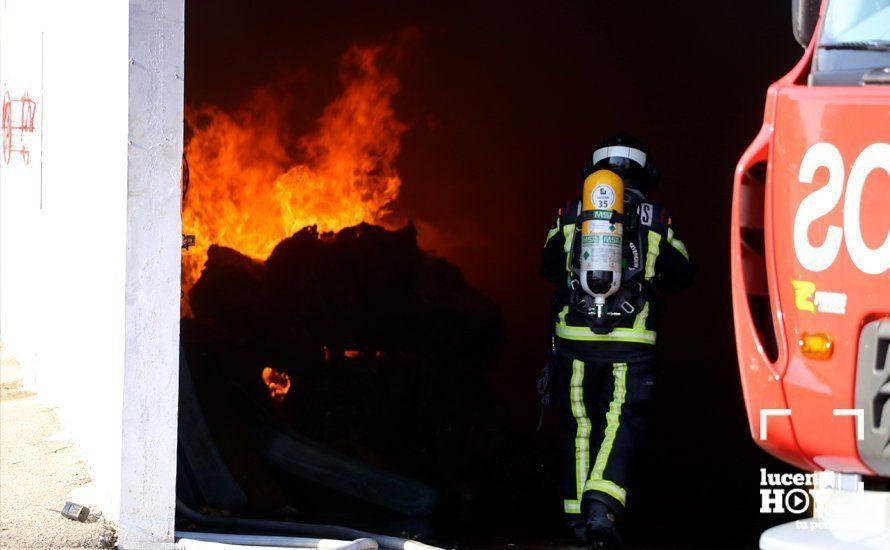 GALERÍA: Un incendio destruye parte de las instalaciones de la empresa SubReciclaje en La Sierrezuela