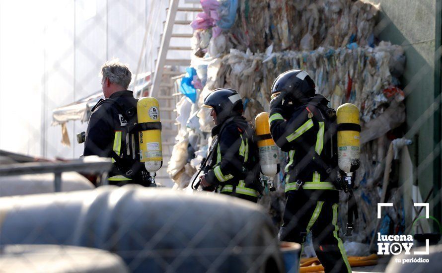 GALERÍA: Un incendio destruye parte de las instalaciones de la empresa SubReciclaje en La Sierrezuela