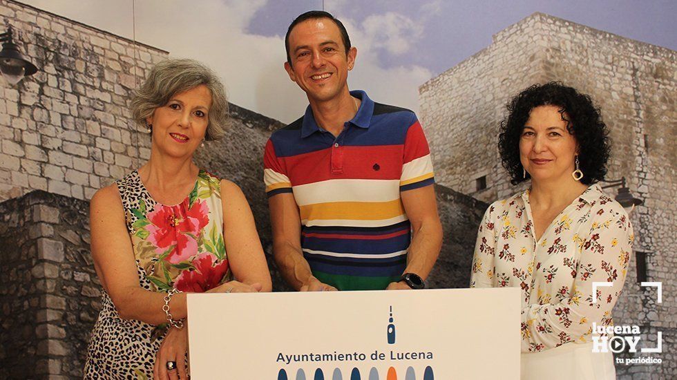  Manuel Lara acompañado de Teresa Ferrer, Bibliotecaria Municipal, y Bebi Amo, coordinadora del taller 