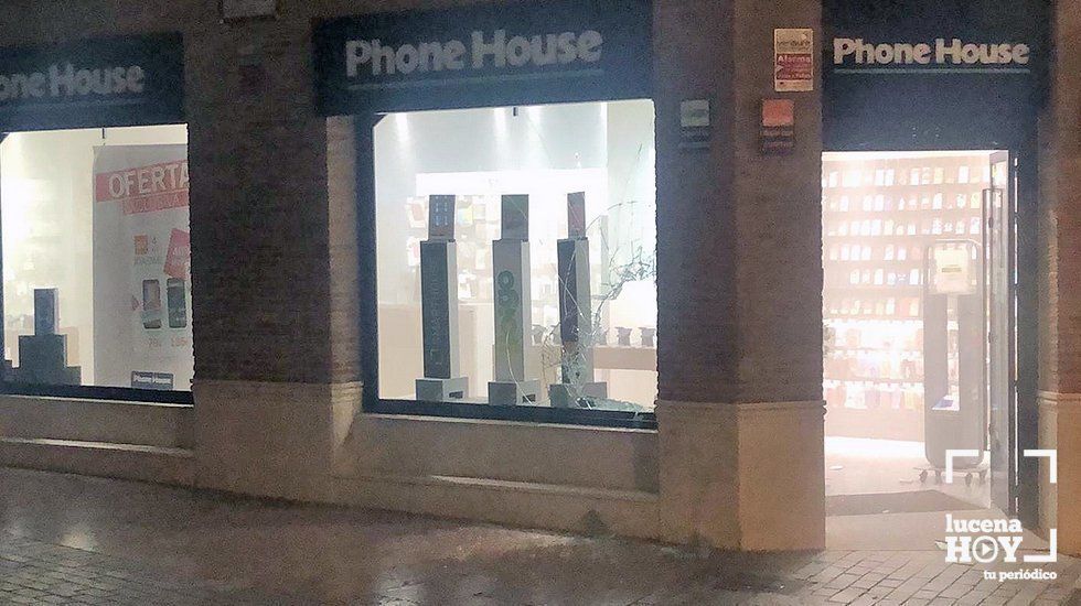  Aspecto del establecimiento de PhoneHouse a las 5 de la mañana de hoy. Foto: Cedida por un lector 