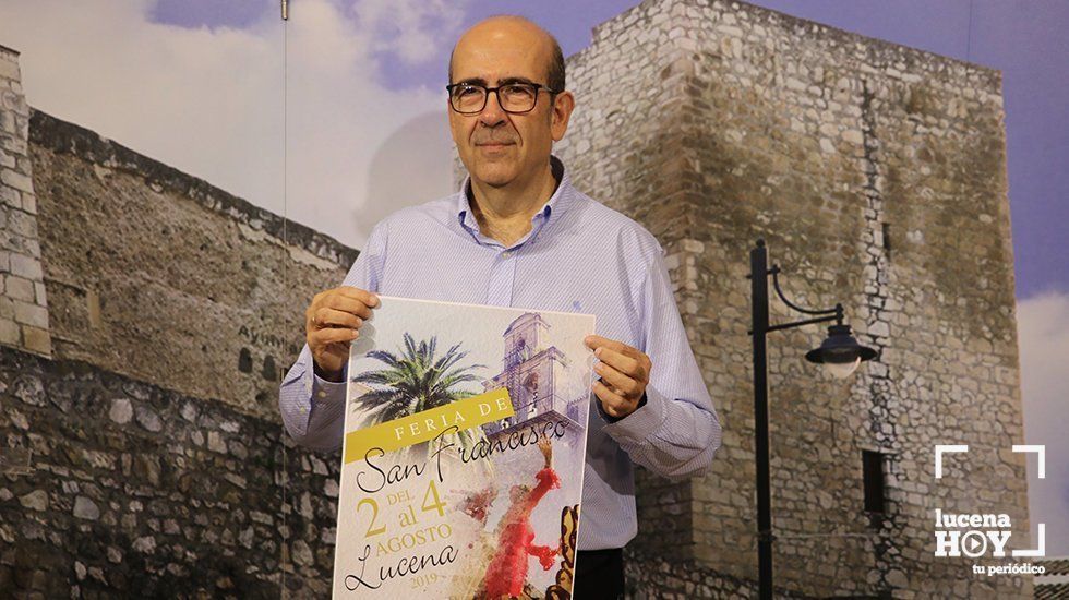  José Pedro Moreno, edil de Fiestas, muestra el cartel de la Feria de San Francisco 