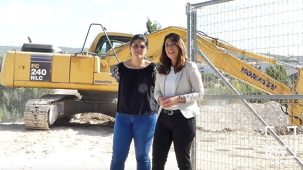  Mamen Beato y Teresa Alonso junto a una de las excavadoras que realizan la preparación del terreno en la parcela del nuevo pabellón cubierto 