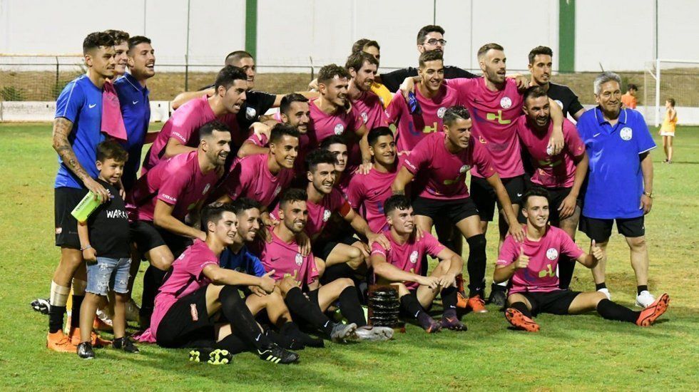  Los jugadores del Ciudad de Lucena posan con el trofeo. Foto: Antequera CF 