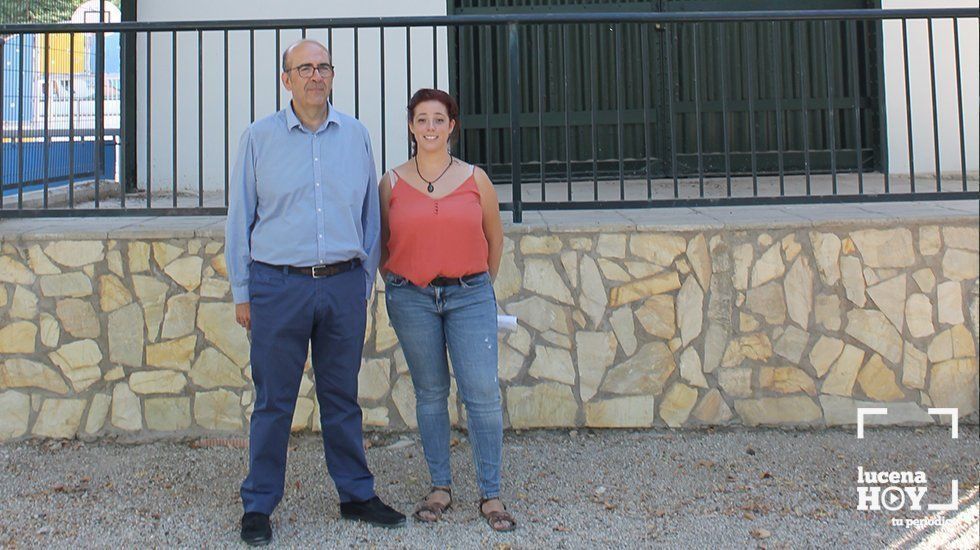  José Pedro Moreno y Rocío Montes junto al hangar rehabilitado 