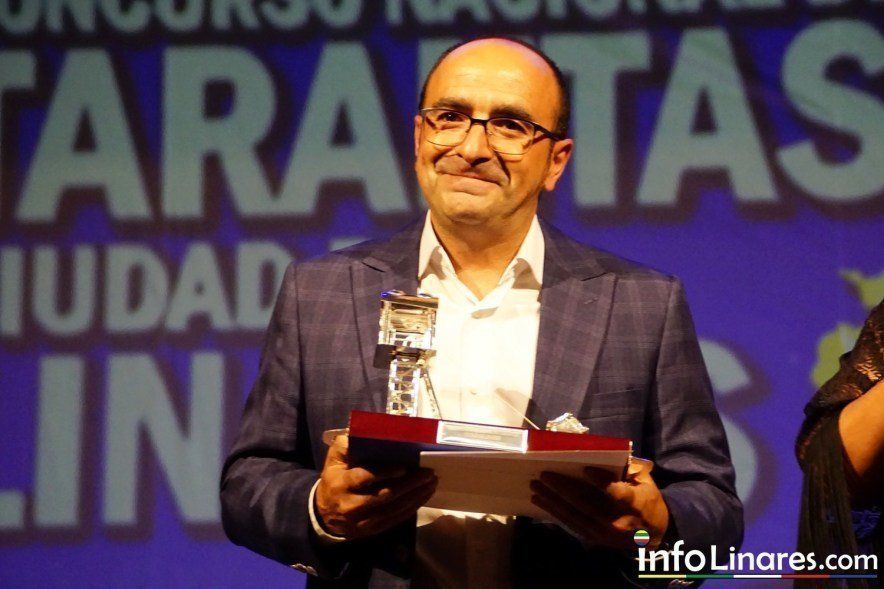  Antonio Nieto muestra la "Cabria de Plata" del Concurso Nacional de Tarantas de Linares. Fotos: InfoLinares.com 