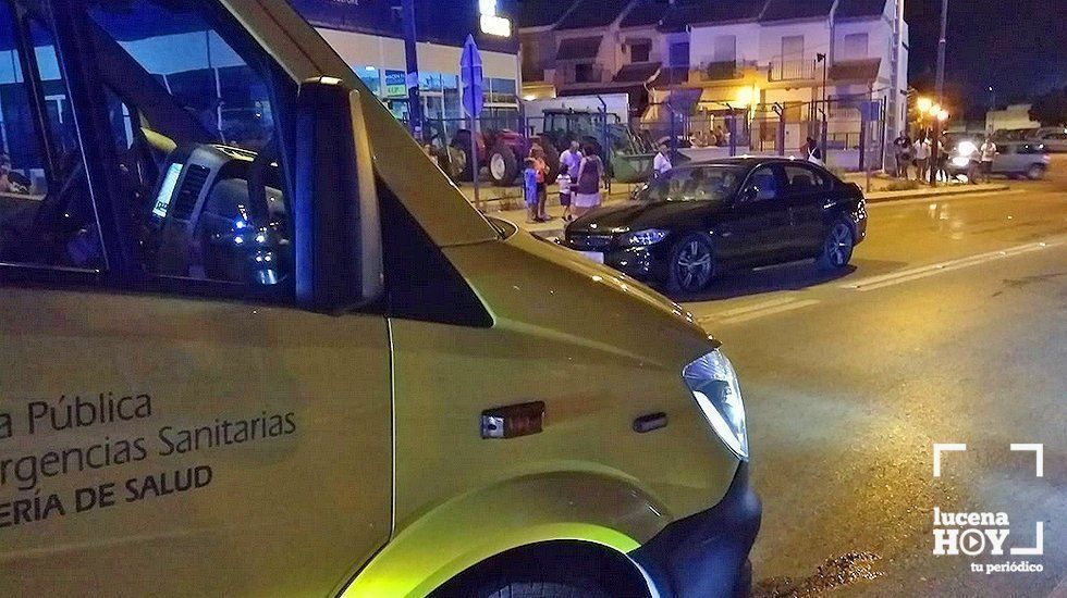  Ambulancia del servicio de urgencias 061 junto al vehículo implicado en el accidente. Foto: 061 Córdoba 