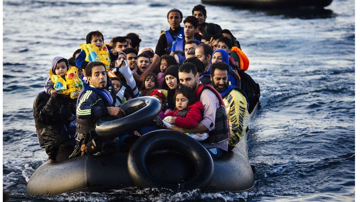  Un grupo de migrantes en una lancha neumática en el mar 