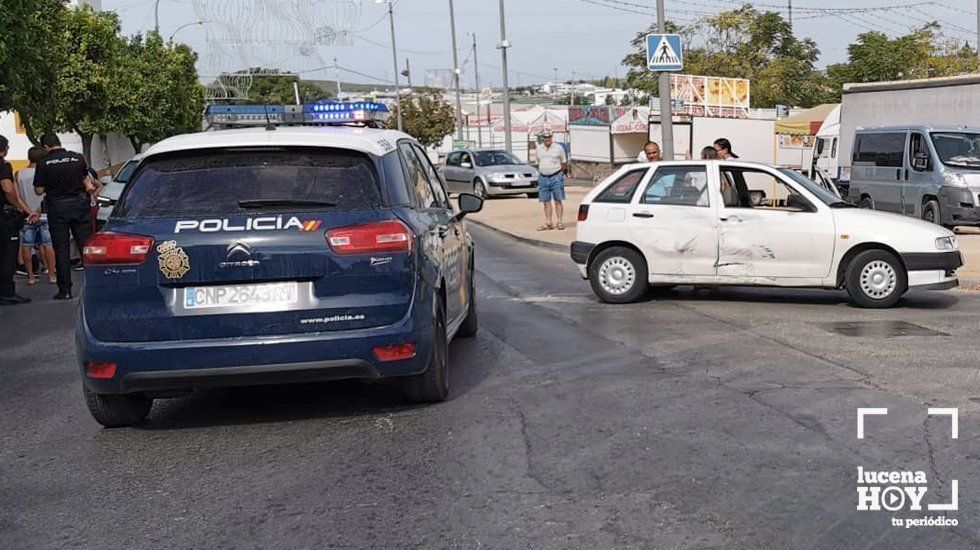  Una imagen del accidente. A la izquierda atienden al herido, a la derecha el vehículo implicado. 