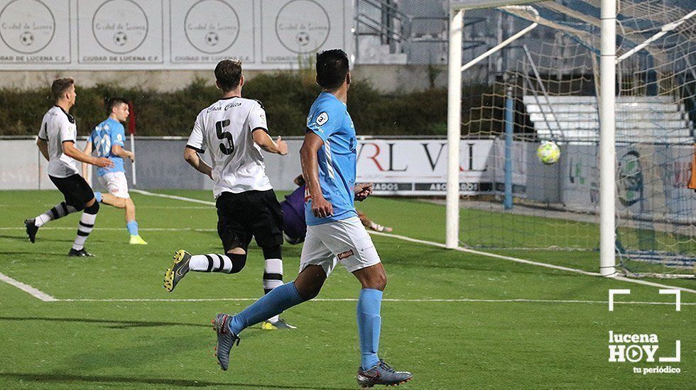  Luismi envía el balón al fondo de las mallas de la portería del Gerena 