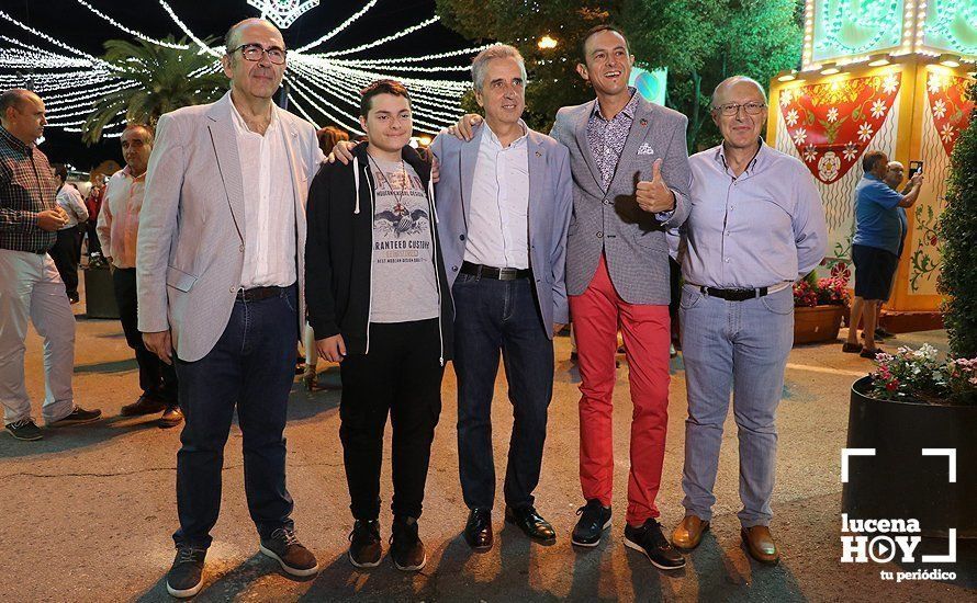 GALERÍA: De la "calle del infierno" sin ruido a la gala de Radiolé. Así vimos la primera noche de feria... GALERÍA: De la "calle del infierno" sin ruido a la gala de Radiolé. Así vimos la primera noche de feria...