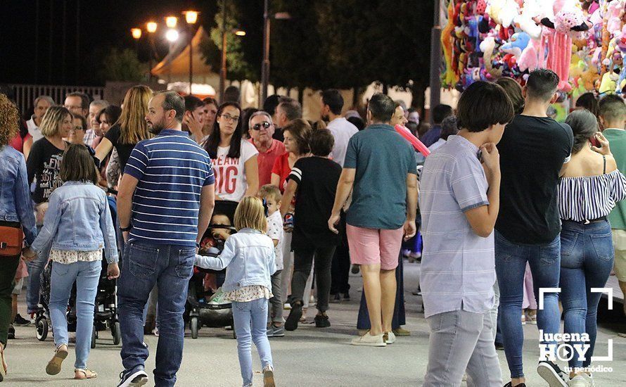 GALERÍA: De la "calle del infierno" sin ruido a la gala de Radiolé. Así vimos la primera noche de feria...