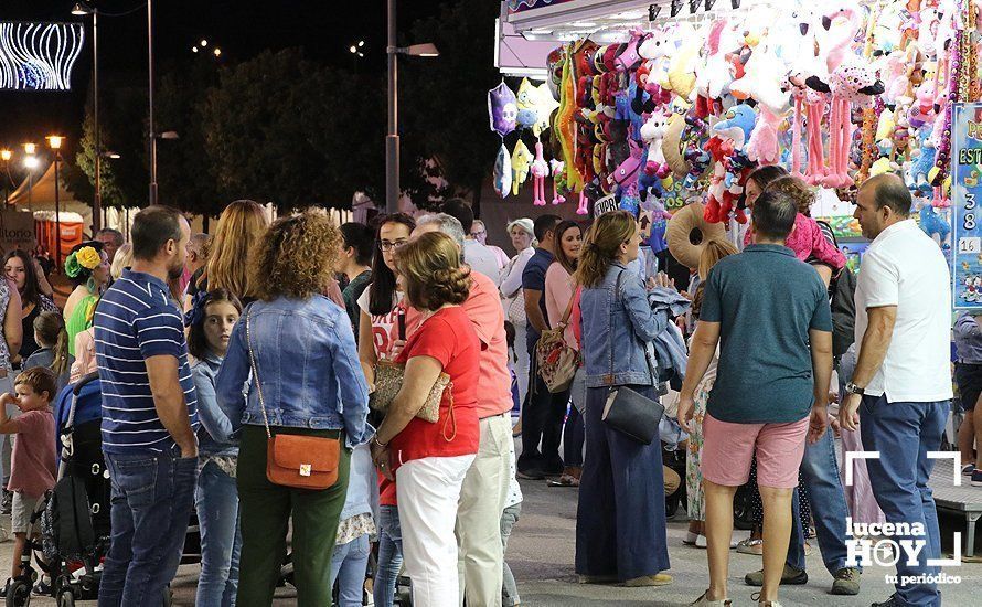 GALERÍA: De la "calle del infierno" sin ruido a la gala de Radiolé. Así vimos la primera noche de feria...