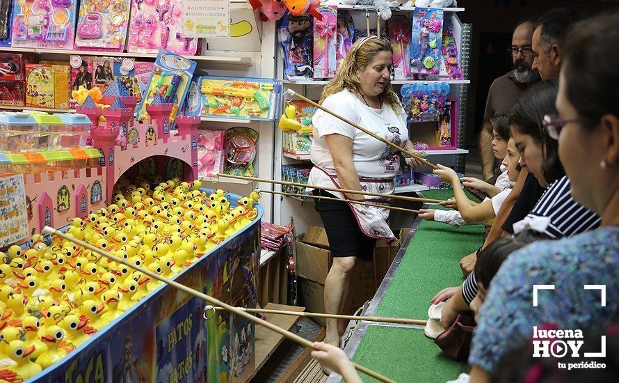 GALERÍA: De la "calle del infierno" sin ruido a la gala de Radiolé. Así vimos la primera noche de feria...