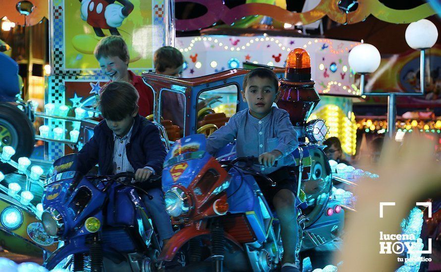 GALERÍA: De la "calle del infierno" sin ruido a la gala de Radiolé. Así vimos la primera noche de feria... GALERÍA: De la "calle del infierno" sin ruido a la gala de Radiolé. Así vimos la primera noche de feria...