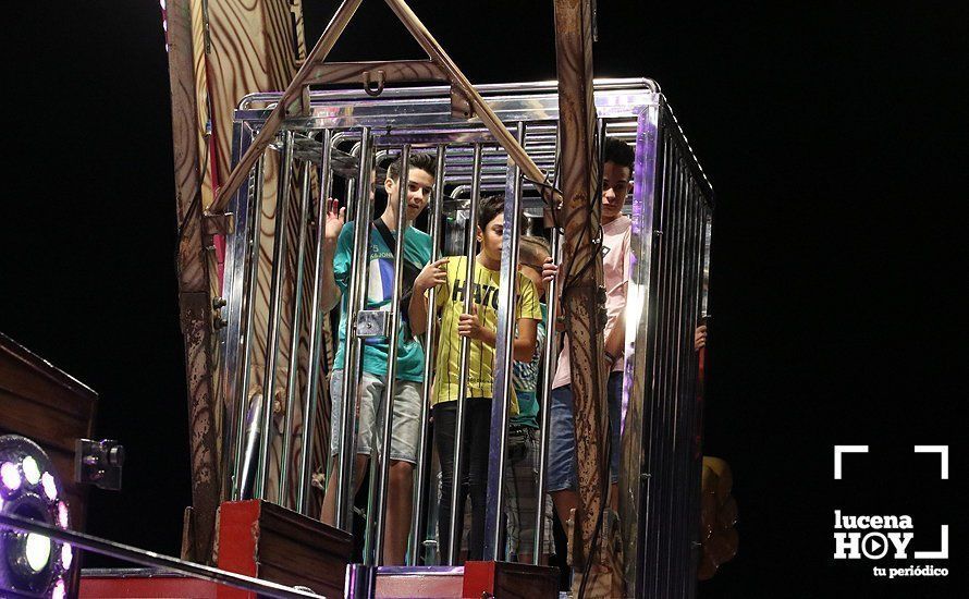 GALERÍA: De la "calle del infierno" sin ruido a la gala de Radiolé. Así vimos la primera noche de feria... GALERÍA: De la "calle del infierno" sin ruido a la gala de Radiolé. Así vimos la primera noche de feria...