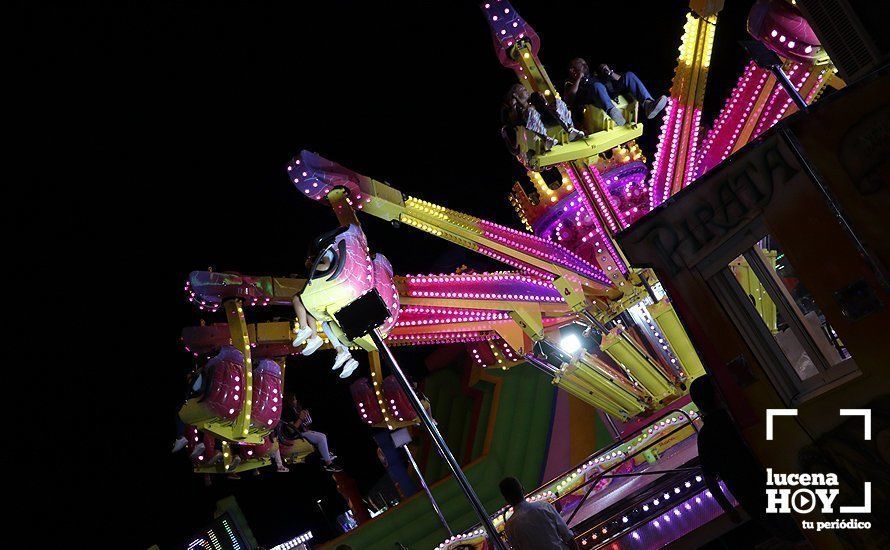 GALERÍA: De la "calle del infierno" sin ruido a la gala de Radiolé. Así vimos la primera noche de feria... GALERÍA: De la "calle del infierno" sin ruido a la gala de Radiolé. Así vimos la primera noche de feria...