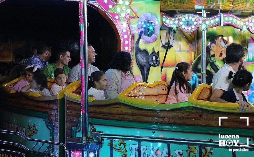 GALERÍA: De la "calle del infierno" sin ruido a la gala de Radiolé. Así vimos la primera noche de feria...