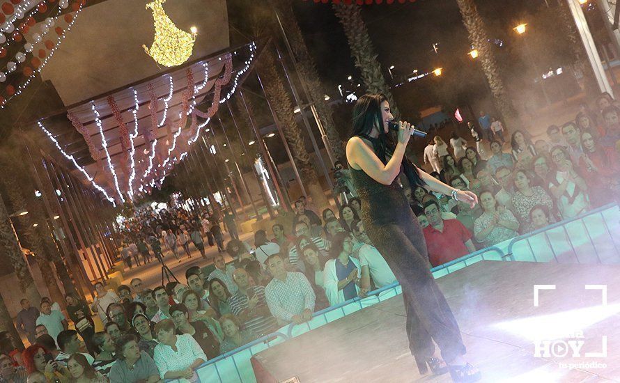 GALERÍA: De la "calle del infierno" sin ruido a la gala de Radiolé. Así vimos la primera noche de feria... GALERÍA: De la "calle del infierno" sin ruido a la gala de Radiolé. Así vimos la primera noche de feria...