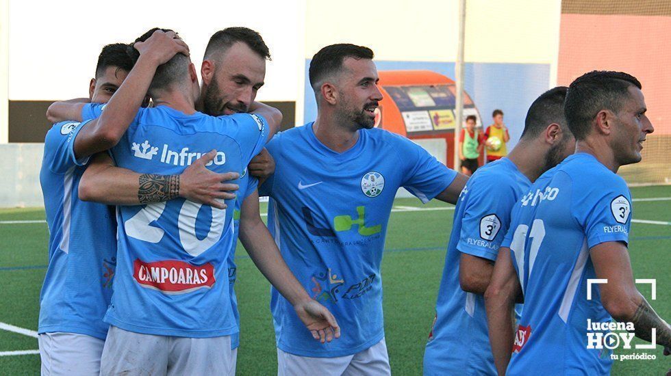  Los jugadores del Ciudad de Lucena celebran el primer gol del partido 