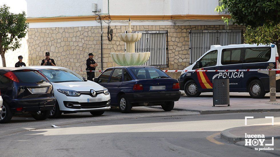  Varios agentes en torno al edificio cuyo perímetro ha sido acordonado 