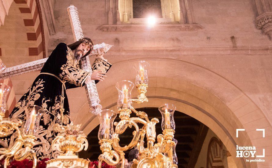 GALERÍA: La devoción nazarena de Lucena llena la Mezquita Catedral de Córdoba