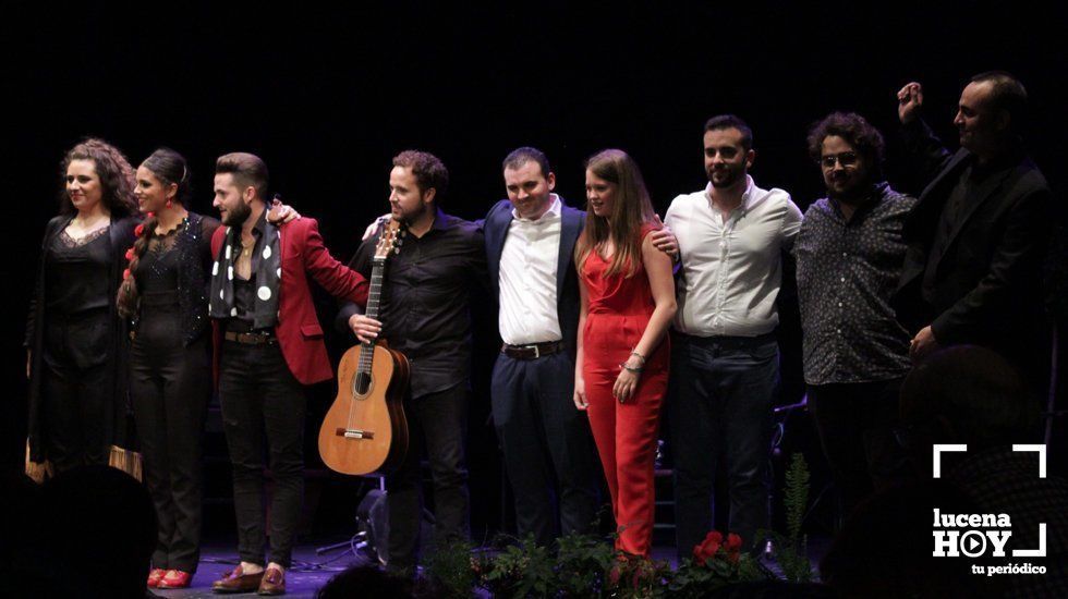  Los participantes en la gala saludan al público 